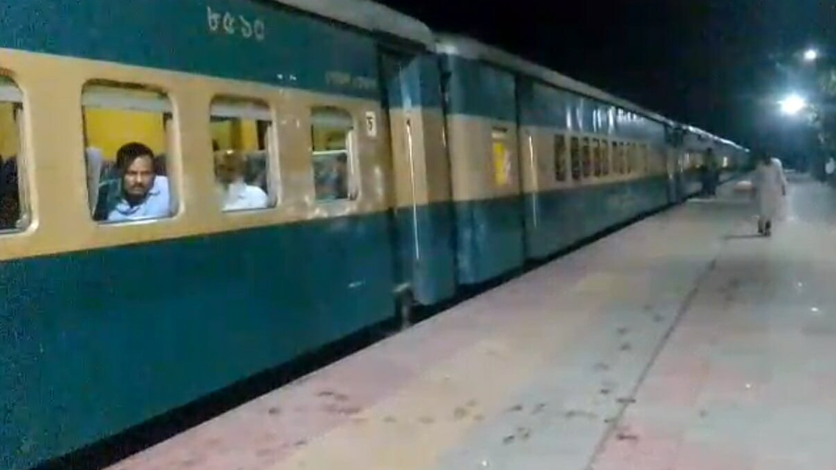 গাইবান্ধা-বামনডাঙ্গা স্টেশনে আটকা ৪ ট্রেন, যাত্রীদের চরম দুর্ভোগ