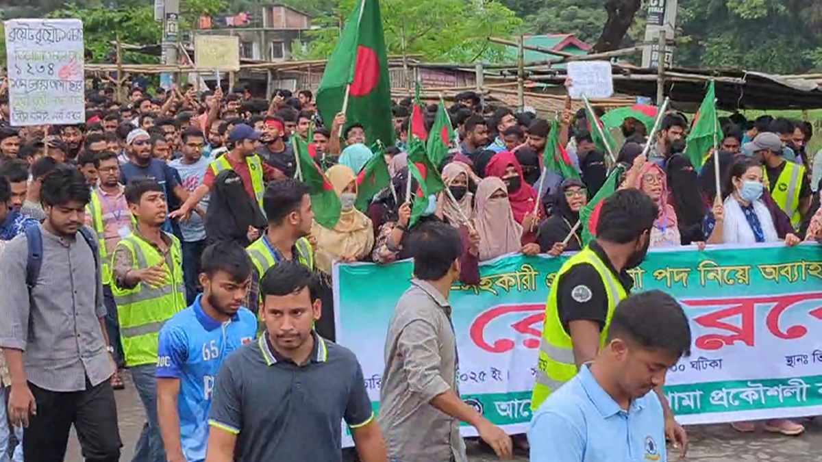৬ দাবিতে গাজীপুরে রেললাইন ব্লকেড, ময়মনসিংহ ও উত্তরবঙ্গের সঙ্গে ঢাকার যোগাযোগ বন্ধ