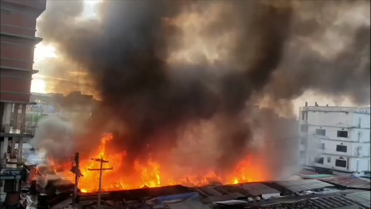 গাজীপুরের চান্দনা চৌরাস্তা এলাকায় কাঁচা বাজার মার্কেটের আগুন নিয়ন্ত্রণে