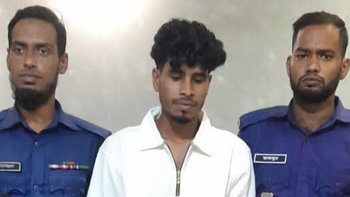 হাটহাজারী মাদরাসাকে অবমাননা করে ফেসবুকে পোস্টকারী আটক, ছাত্রদের বিক্ষোভ-গাড়ি ভাঙচুর