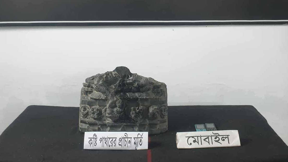 জয়পুরহাটে কালো পাথরের প্রাচীন মূর্তি উদ্ধার, আটক ২