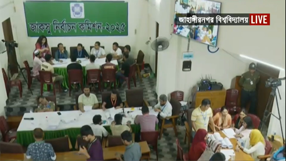 জাকসু নির্বাচন: প্রথাগত পদ্ধতিতে চলছে ভোট গণনা