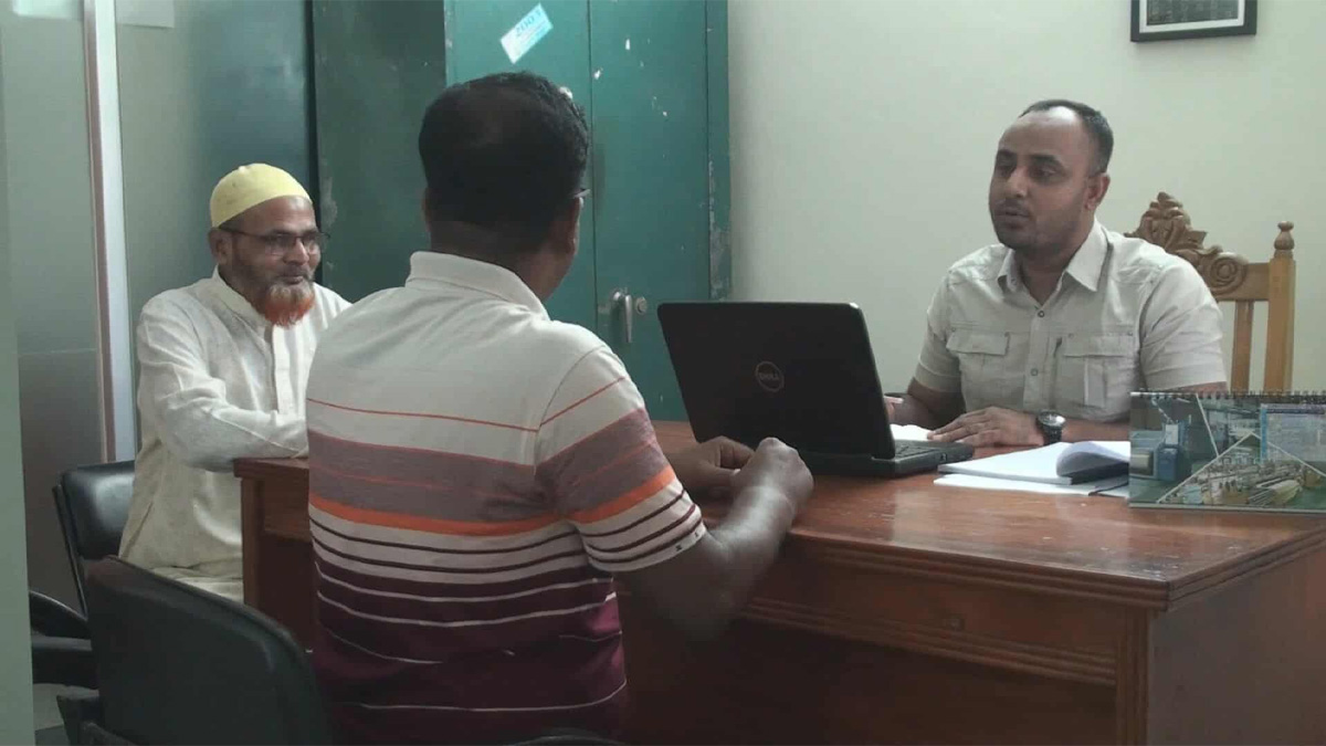 দাবি আদায়ে ব্যতিক্রমী কর্মযজ্ঞ: সাতক্ষীরায় এক ঘণ্টা বাড়তি সেবা দিল ডিপ্লোমা ইঞ্জিনিয়াররা