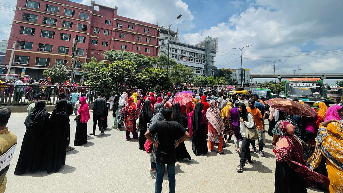 কুড়িলে গার্মেন্টস শ্রমিকদের সড়ক অবরোধ, বিকল্প পথ ব্যবহারের পরামর্শ ট্রাফিক বিভাগের