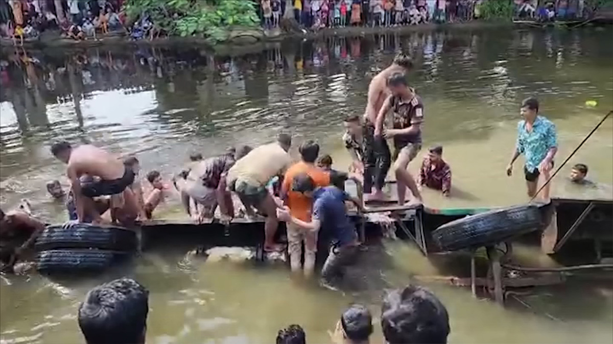 লক্ষ্মীপুরে নিয়ন্ত্রণ হারিয়ে খালে বাস, নিহত ২