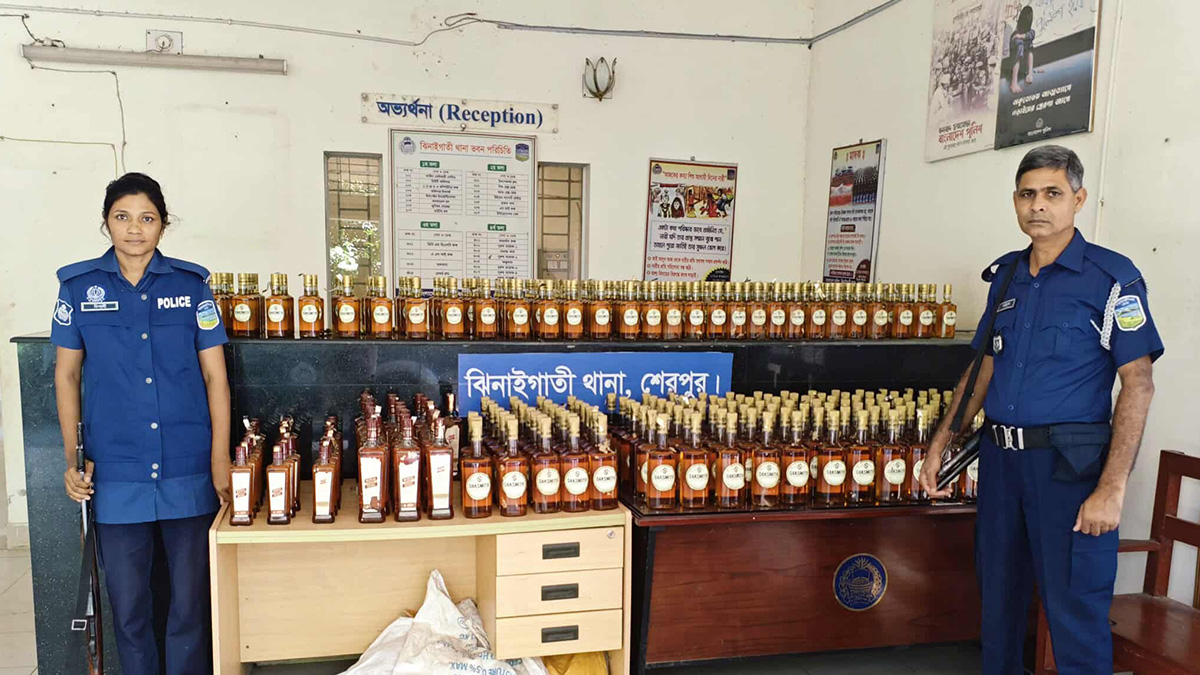শেরপুরে বিপুল পরিমাণ ভারতীয় মদসহ পিকআপ ভ্যান আটক