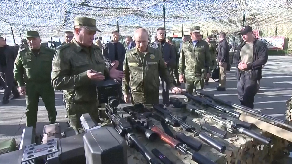 সামরিক পোশাকে মহড়া পরিদর্শন করলেন পুতিন