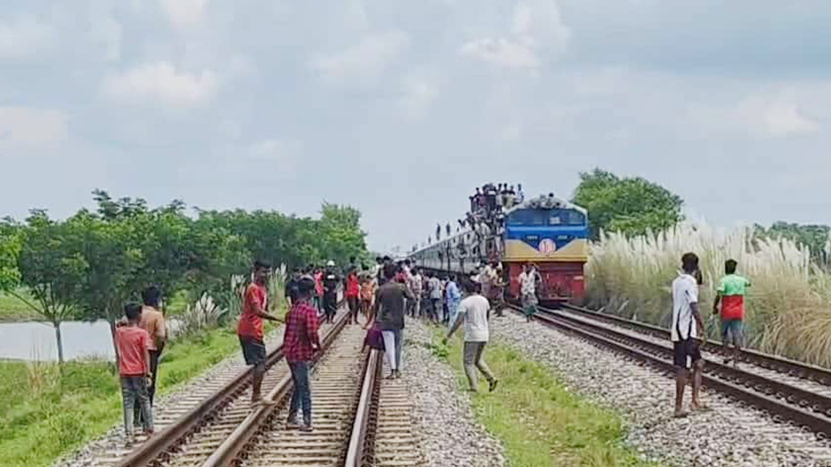আখাউড়ায় রেলপথ অবরোধ করে বিক্ষোভ, ট্রেন চলাচল ব্যাহত