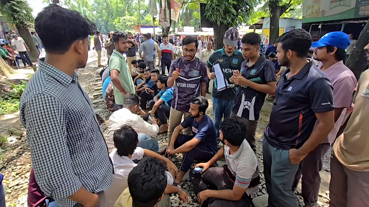 ৬ ঘণ্টা পর রেলপথ অবরোধ তুলে নিলো বাকৃবি শিক্ষার্থীরা, ট্রেন চলাচল শুরু