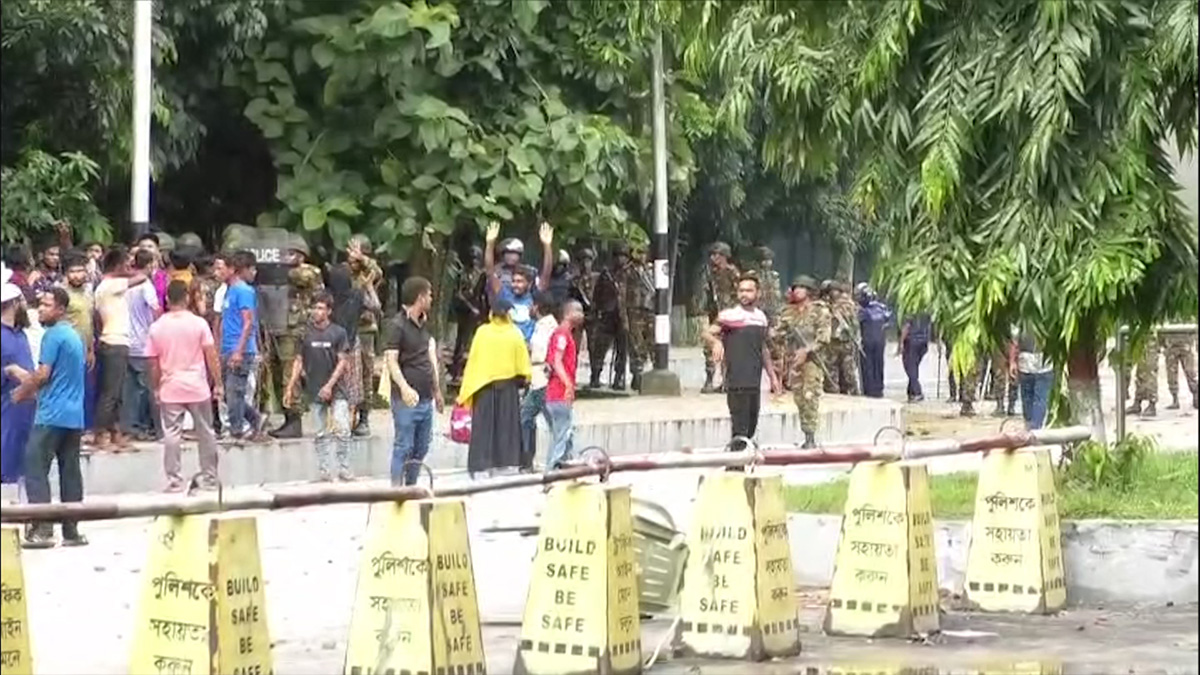 উত্তরা ইপিজেডে আইনশৃঙ্খলা বাহিনী-শ্রমিক সংঘর্ষ, নিহত ১ গুলিবিদ্ধ ৬
